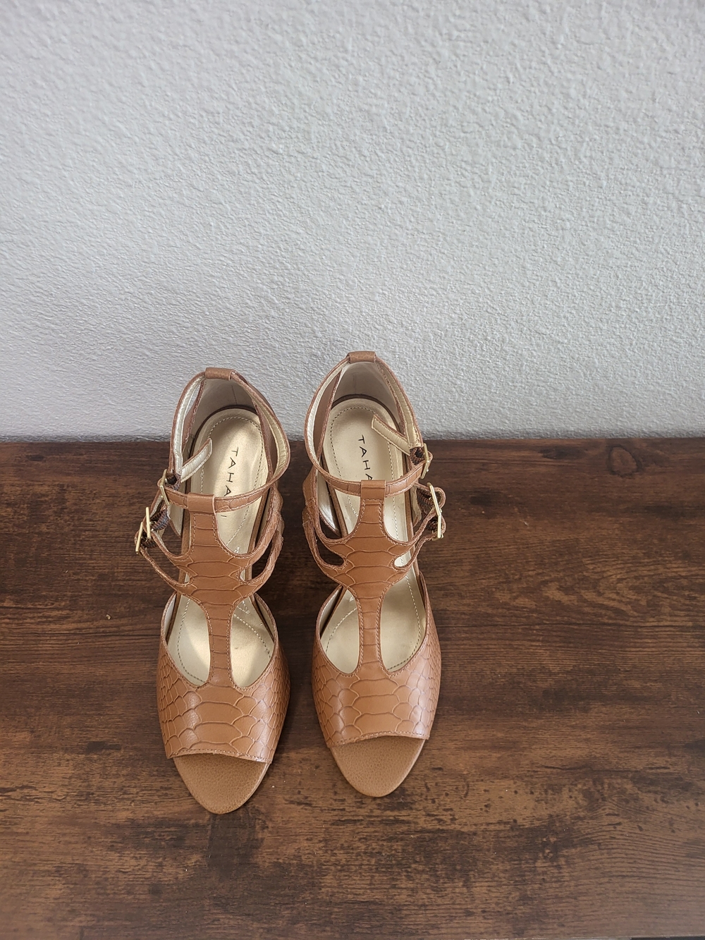 Tahari Tan Leather Peep Toe T-Strap Stiletto Heels Gold Buckles Size 8.5 w/ Box
